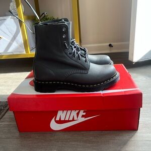 Dr. Martens 1460 Pascal 8-Eye Boot Soft Leather Grey KV04Z